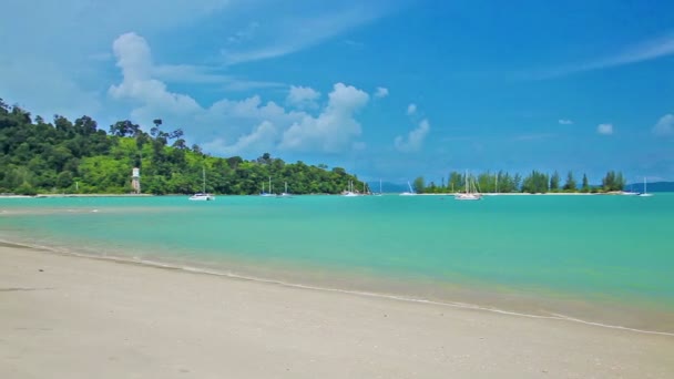 Posouvání záběr od krásné pláže v Langkawi, Malajsie — Stock video