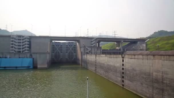 Travelling towards the gate of a canal lock — Stock Video