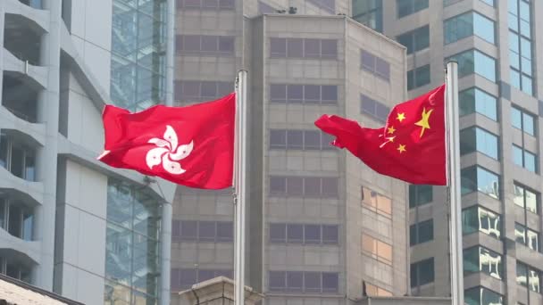 Banderas de China y Hong Kong ondeando al viento — Vídeo de stock