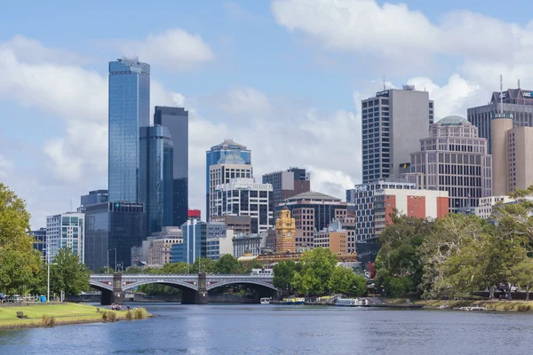 Kantoorgebouwen en Yarra rivier in Mebourne Cbd — Stockfoto