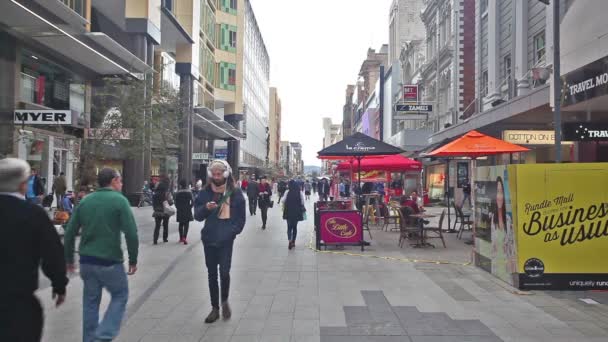 Menschen in rundle mall in adelaide, australien — Stockvideo