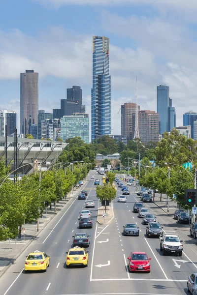 Modern binalar ve Melbourne şehir merkezindeki işlek yol — Stok fotoğraf