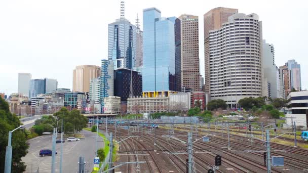 Pociągi w mieście Melbourne Cbd przylatujących i odlatujących — Wideo stockowe