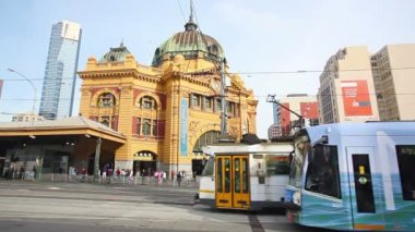 Flinders Sokağı İstasyonu yakınındaki Melbourne şehrin görünümü