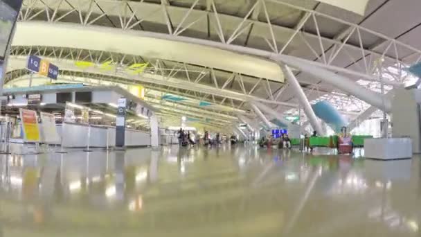 Hyperlapse videó áthaladó az indulási csarnok repülőtér — Stock videók