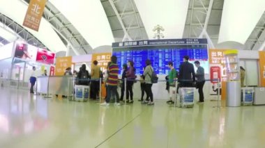 Kalkış kapısı bir havaalanında girerek gezginler Timelapse video