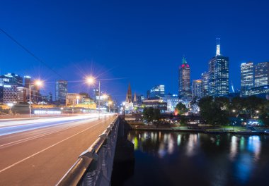 Modern binalar ve Melbourne şehir merkezinde trafik trails