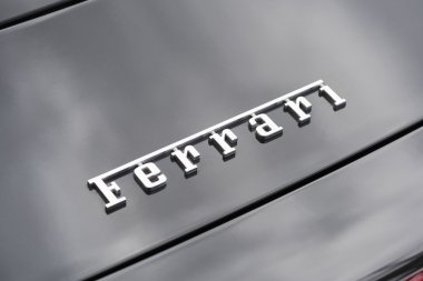 Bir Ferrari logosu yakın çekim görünümü