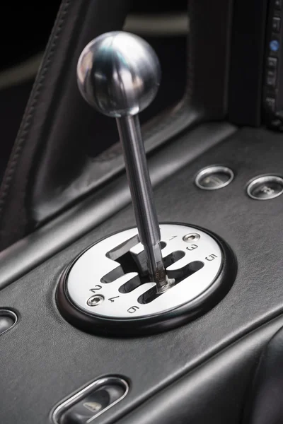H-patroon metalen gear lever binnen een sportwagen — Stockfoto