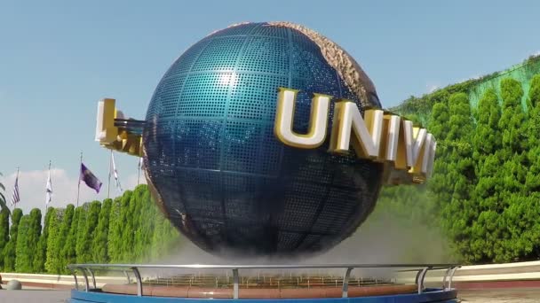 Weergave van het spinnen universele Globe buiten het themapark Universal Studios — Stockvideo