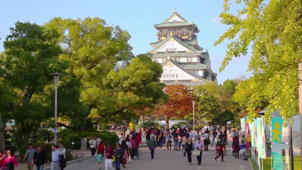Personas que visitan el Castillo de Osaka en Osaka, Japón — Vídeo de stock