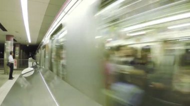 Japonya'nın Osaka Nihombashi'de Metro İstasyonu'na gelen bir tren görünümünü