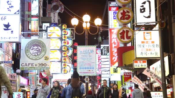 Touristen besuchen dotonbori bei Nacht — Stockvideo