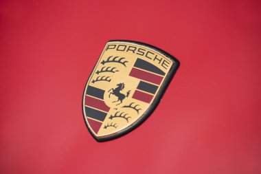 Bir Porsche logo yakın çekim görünümü