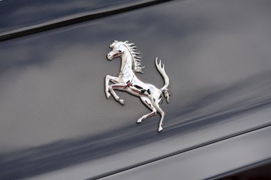 Bir Ferrari logosu yakın çekim görünümü