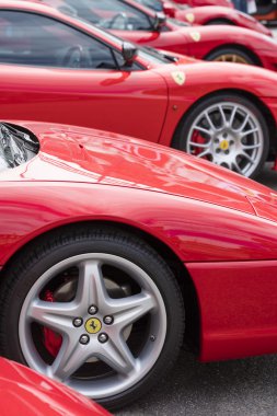 Satır bir araba gösterisinde genel ekranda kırmızı Ferrari
