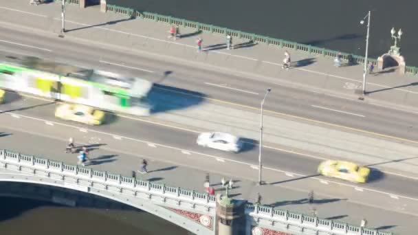Timelapse vídeo do tráfego em uma ponte durante o dia — Vídeo de Stock