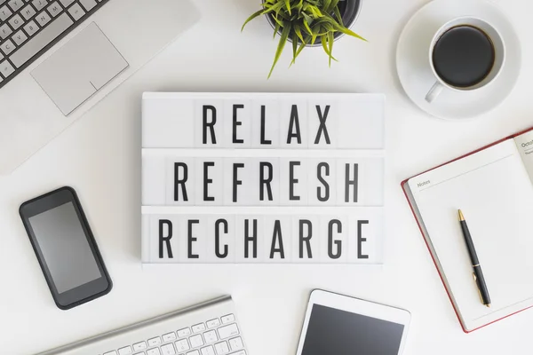 Relájese, refresque y recargue en la oficina — Foto de Stock