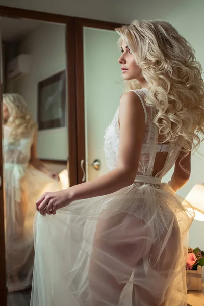 Egy Fiatal Szőke Lány Boudoir Ruhában Hotel Belsejében — Stock Fotó