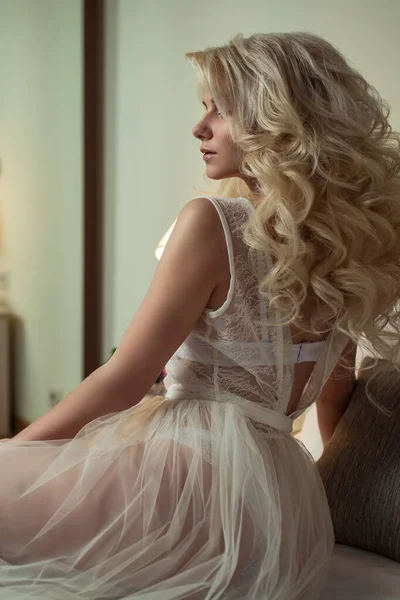 Ein Junges Blondes Mädchen Boudoir Kleid Interieur Des Hotels lizenzfreie Stockfotos