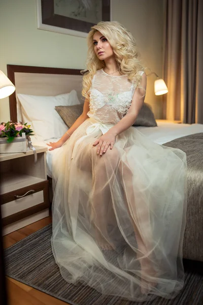Ein Junges Blondes Mädchen Boudoir Kleid Interieur Des Hotels lizenzfreie Stockbilder