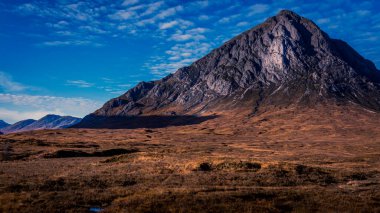 Buachaille Etive Glen Coe İskoçya 'da bir sonbahar gününde parlak mavi gökyüzüne karşı detaylandırılmış dağ