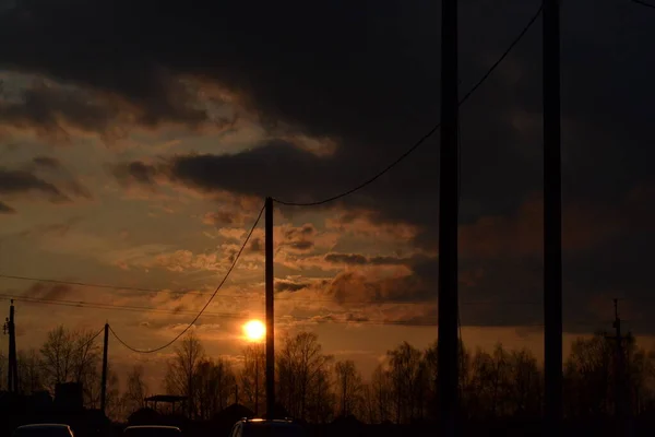 Die Satten Farben Des Sonnenuntergangs Malten Den Himmel Einer Provinzstadt — Stockfoto