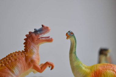 Beyaz arka planda oyuncak dinozorların nesne fotoğrafı