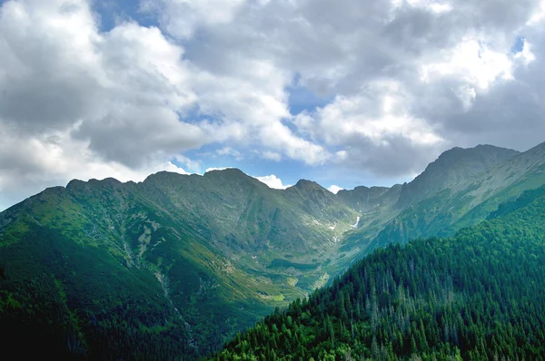 Beau conte de fées et paysages montagneux pittoresques — Photo