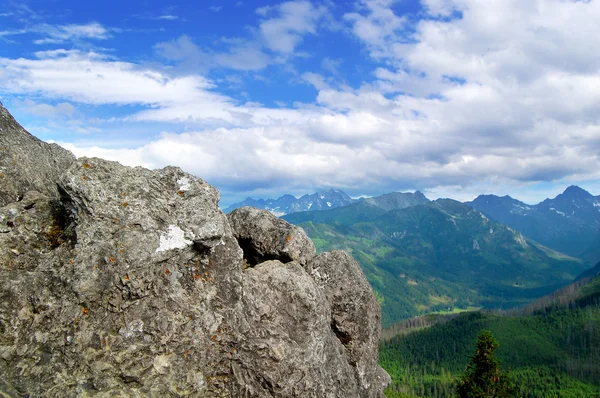 Hermoso paisaje de montaña con vistas al valle profundo — Foto de Stock