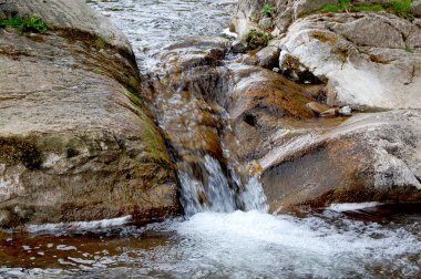 Dağ nehrinde küçük bir şelale