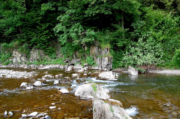 Små vattenfall vid floden pittoreska berg — Stockfoto