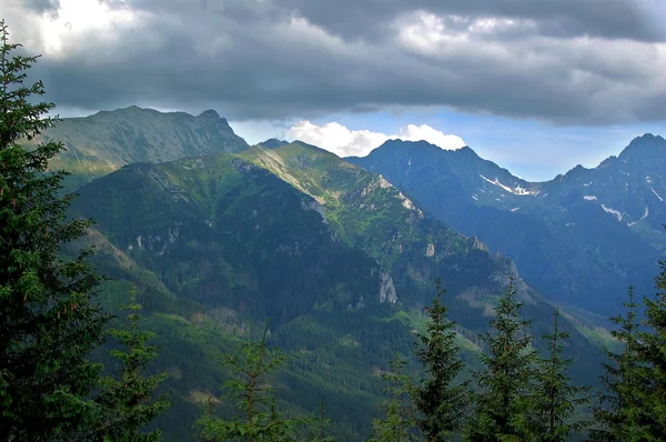 Hermoso cuento de hadas y pintoresco casquete de montaña — Foto de Stock