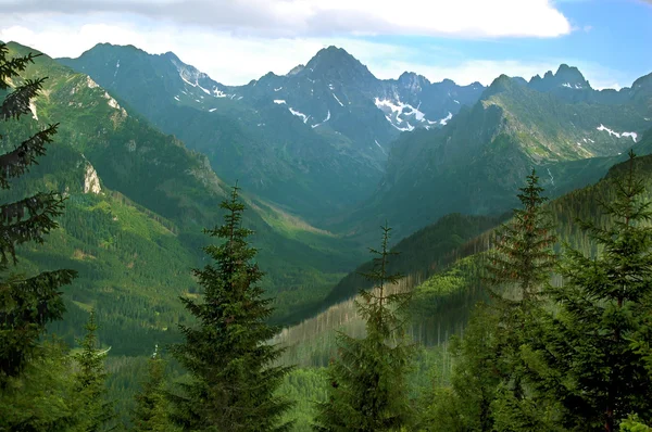 Hermoso cuento de hadas y pintoresco casquete de montaña — Foto de Stock