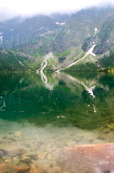 在一个高山湖泊的美丽清澈的水 — 图库照片