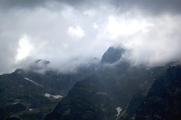 Paysage magnifiquement illuminé sommets de montagne — Photo