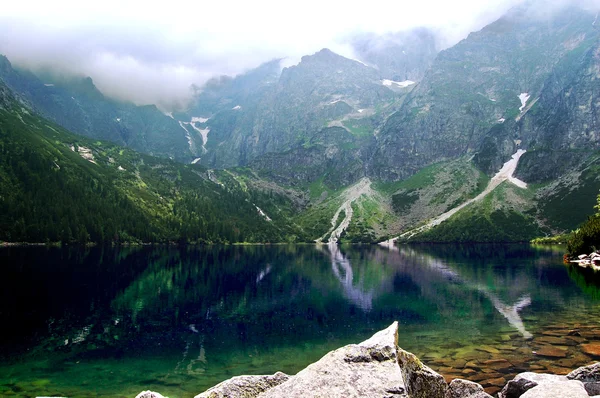Hermosa agua clara en un lago de montaña —  Fotos de Stock