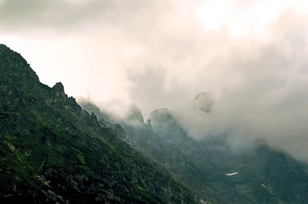 Landschap verlicht prachtig bergtoppen — Stockfoto