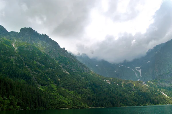 Malerischen sauberen ruhigen Bergsee — Stockfoto