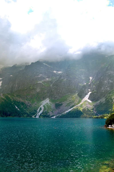 Pintoresco lago de montaña tranquilo limpio —  Fotos de Stock