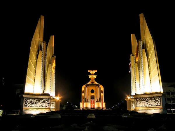 Monumento à Democracia na Noite - Bancoc, Tailândia — Fotografia de Stock