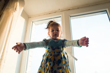 Penceresinde kız bebek