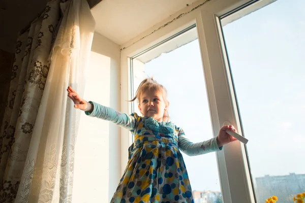 Девочка на окне — стоковое фото