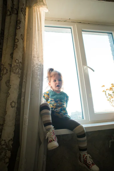 Bebê menina chorar na janela — Fotografia de Stock