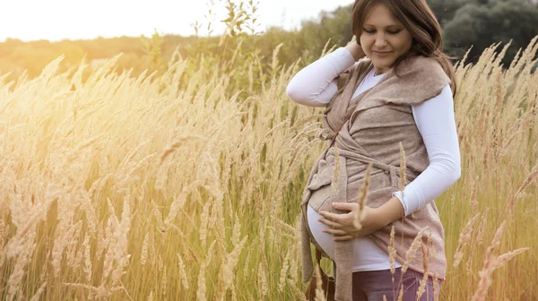 Unga gravid kvinna utomhus i sommardag — Stockfoto