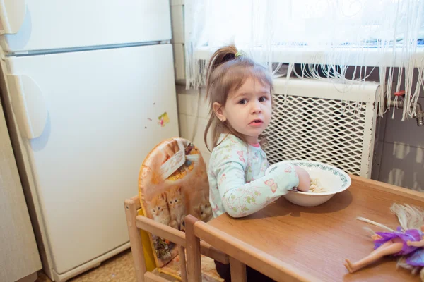 Baby essen — Stockfoto