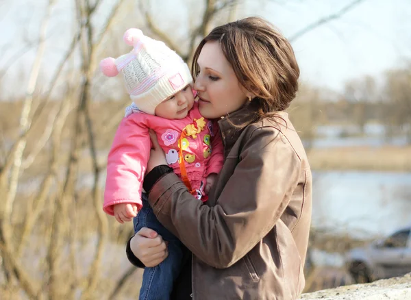 Mamma och hennes barn - lilla dotter. Glada leende familj — Stockfoto