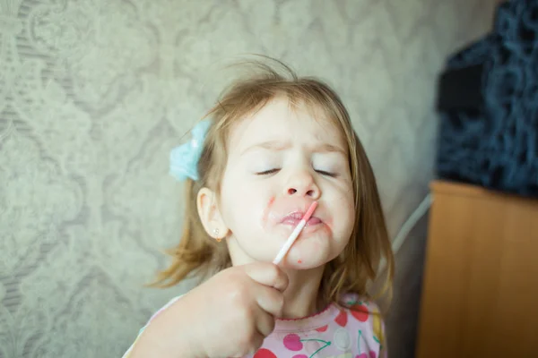 Bébé fille avec rouge à lèvres — Photo