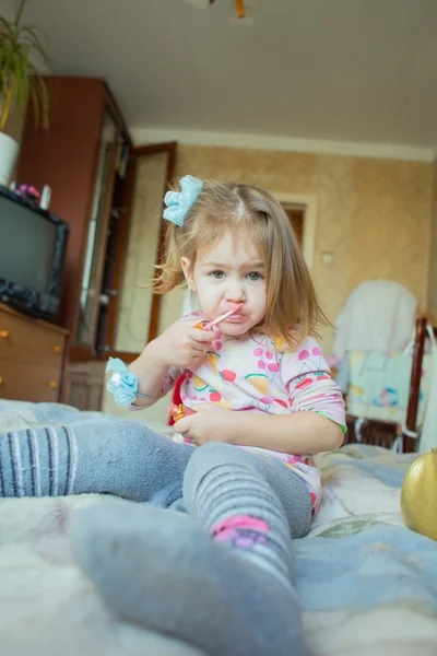 Niña con lápiz labial —  Fotos de Stock