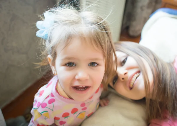 Mamma e suo figlio - piccola figlia. Famiglia sorridente felice — Foto Stock